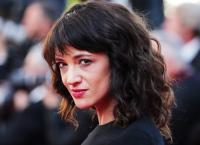 ΑΖΙΑ ΑΡΤΖΕΝΤΟ: Γυμνές φωτογραφίες στο κρεβάτι με τον 17χρονο (pics)