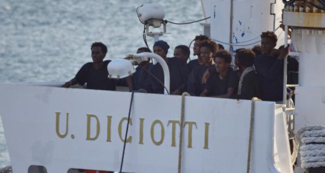 Ιταλία: Αποβιβάστηκαν από το Diciotti 16 πρόσφυγες λόγω κρουσμάτων φυματίωσης και πνευμονίας