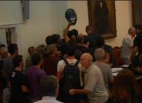 Βόλος: Πιάστηκαν στα χέρια στο δημοτικό συμβούλιο – “Οργή για μπράβους του Μπέου από πολίτες”