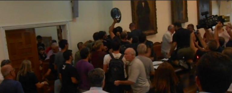 Βόλος: Πιάστηκαν στα χέρια στο δημοτικό συμβούλιο – “Οργή για μπράβους του Μπέου από πολίτες”