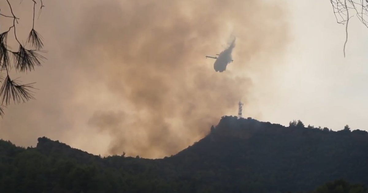 ΦΩΤΙΑ ΤΩΡΑ: Μάχη με τις φλόγες σε δύο μέτωπα στην Ηλεία (vid)