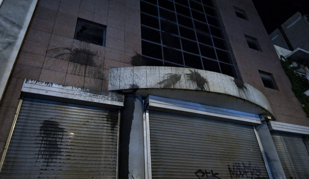 H επίθεση του Ρουβίκωνα στο υπουργείο Υποδομών (pics&vid)
