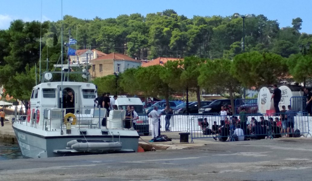 Στην Πύλο οι 36 μετανάστες που εντοπίστηκαν κοντά στη νήσο Σαπιέντζα (pics)