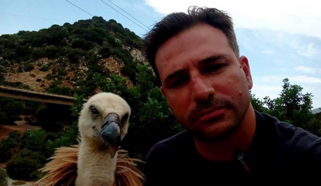 Πρόσφεραν νερό σε διψασμένο γυπαετό και εκείνος “πόζαρε” μαζί τους (pics&vid)