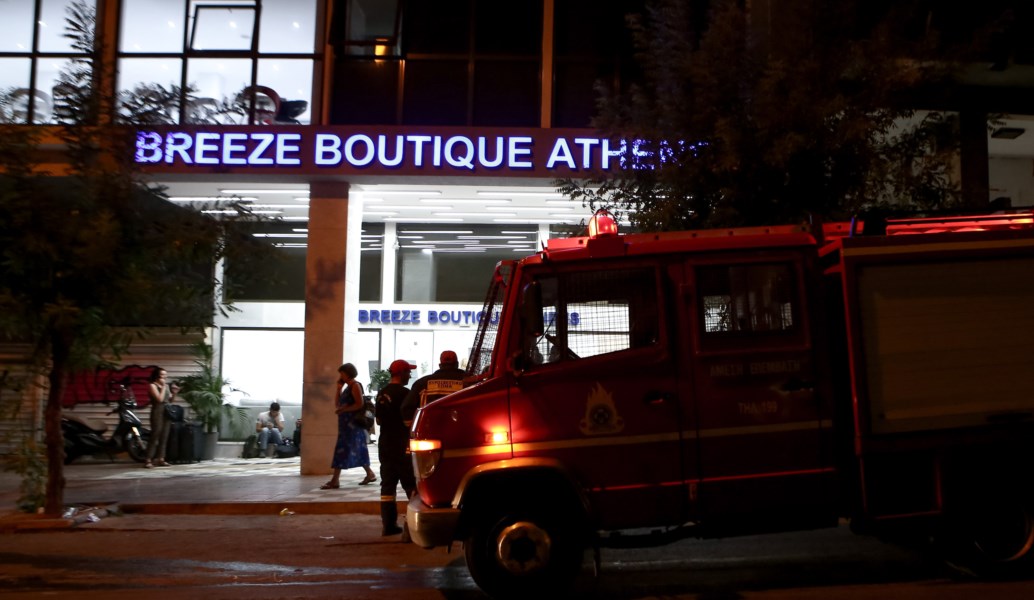 Φωτιά σε ξενοδοχείο στην Χαλκοκονδύλη (pics)