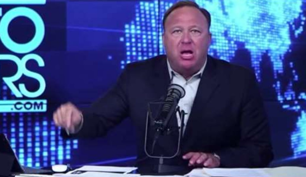 Youtube, Facebook και Apple διέγραψαν περιεχόμενο του ακροδεξιού Alex Jones