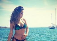 Η Χριστίνα Κολέτσα με “καυτό” μαγιό στη Χαλκιδική