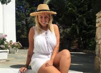 Η Νάνσυ Παραδεισανού ποζάρει topless στην Κάρπαθο
