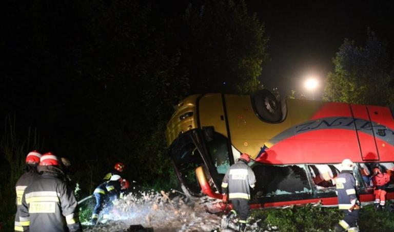 Τροχαίο δυστύχημα τουριστικού λεωφορείου στην Πολωνία – Τρεις νεκροί και 18 τραυματίες (pics)