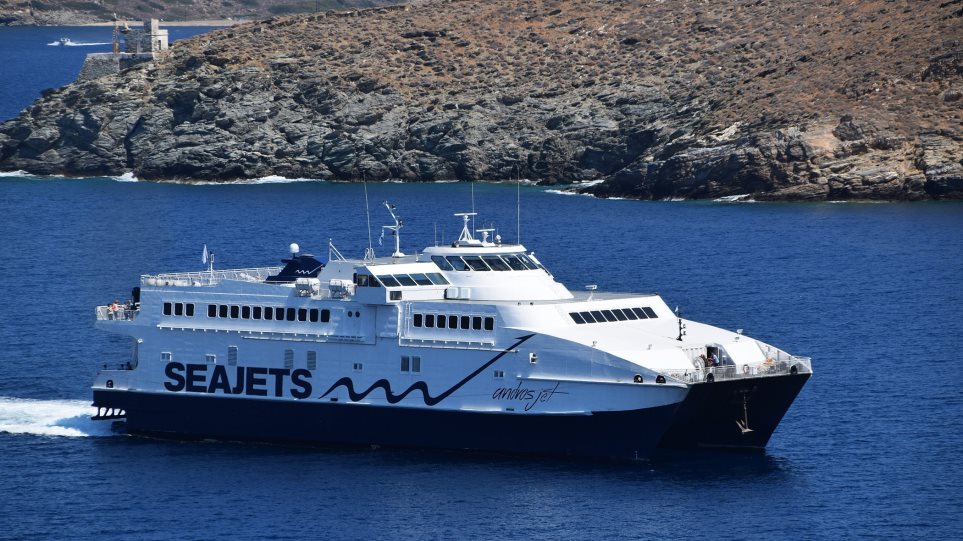 ANDROS JET: Προσάραξε σε αβαθή με 46 επιβάτες