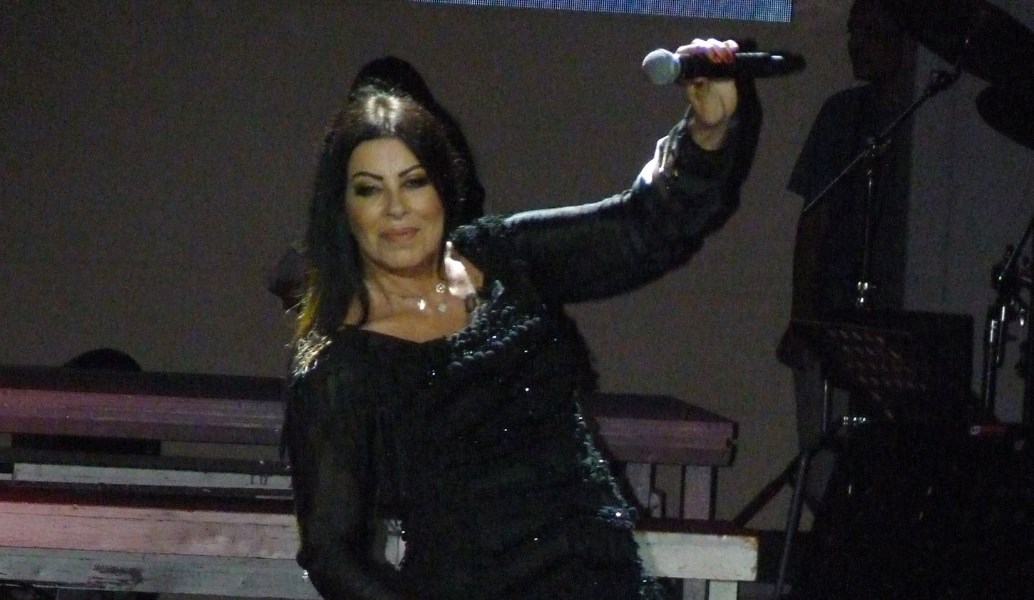 Άντζελα Δημητρίου: Αγνώριστη ξανθιά με μπούκλες σε αφίσα της δεκαετίας του 1980 (pic)