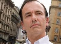 Τομάσο Ντεμπενεντέτι: Αυτός είναι ο Ιταλός δημοσιογράφος που “πέθανε” τον Κώστα Γαβρά