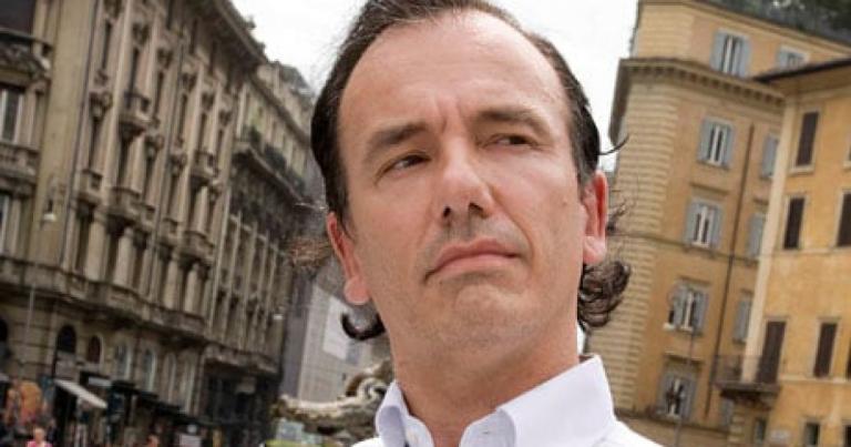 Τομάσο Ντεμπενεντέτι: Αυτός είναι ο Ιταλός δημοσιογράφος που “πέθανε” τον Κώστα Γαβρά