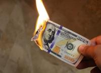 Τουρκία: Το τερμάτισαν – Κομματιάζουν και καίνε αμερικανικά δολάρια