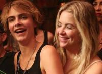 Ζευγάρι η Κάρα Ντελεβίν και η Άσλι Μπένσον;