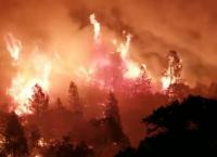 Καλιφόρνια: Δύο εστίες ενώθηκαν και καίνε τα πάντα στο πέρασμά τους (vids)