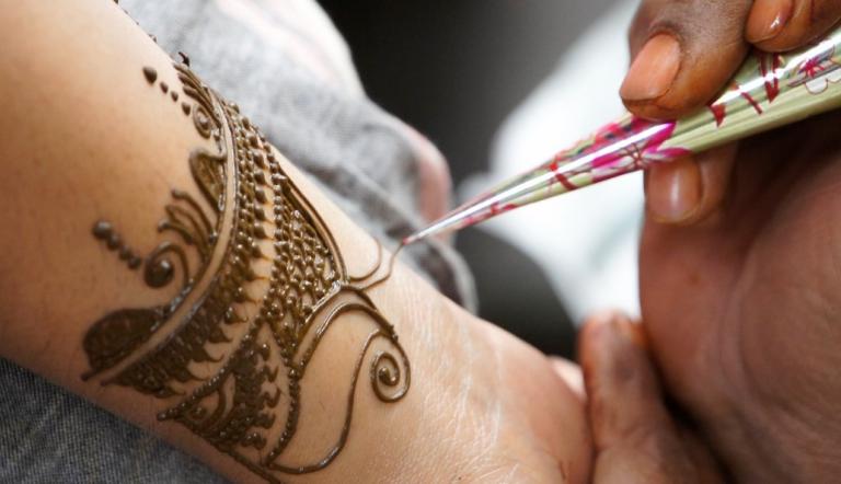 ΚΕΠΚΑ: “Όχι” στα τατουάζ από μαύρη χέννα