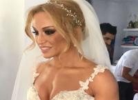 ΚΑΡΟΛΙΝΑ ΠΕΛΕΝΔΡΙΤΟΥ : Δείτε το λαμπερό νυφικό της (pics)