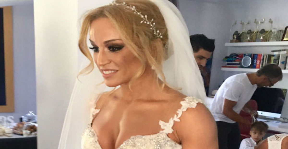 ΚΑΡΟΛΙΝΑ ΠΕΛΕΝΔΡΙΤΟΥ : Δείτε το λαμπερό νυφικό της (pics)