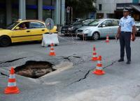 Άνοιξαν τρύπες σε δρόμους της Αθήνας λόγω καθίζησης τους εδάφους (pics)