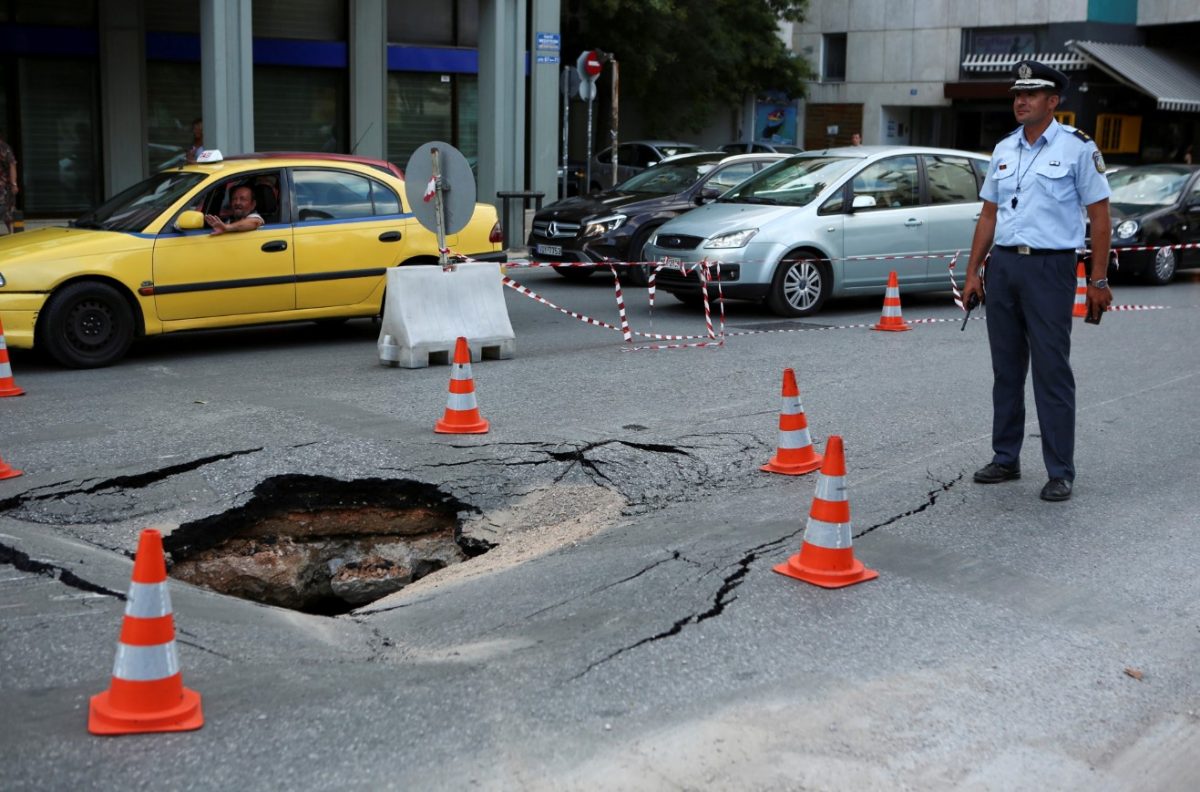 Άνοιξαν τρύπες σε δρόμους της Αθήνας λόγω καθίζησης τους εδάφους (pics)