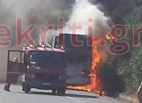 Φωτιά τώρα: Κάηκε τουριστικό λεωφορείο στην Κρήτη