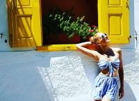 Μαντώ Γαστεράτου: Ποζάρει topless στην Σαντορίνη και τρελαίνει το Instagram (pic)