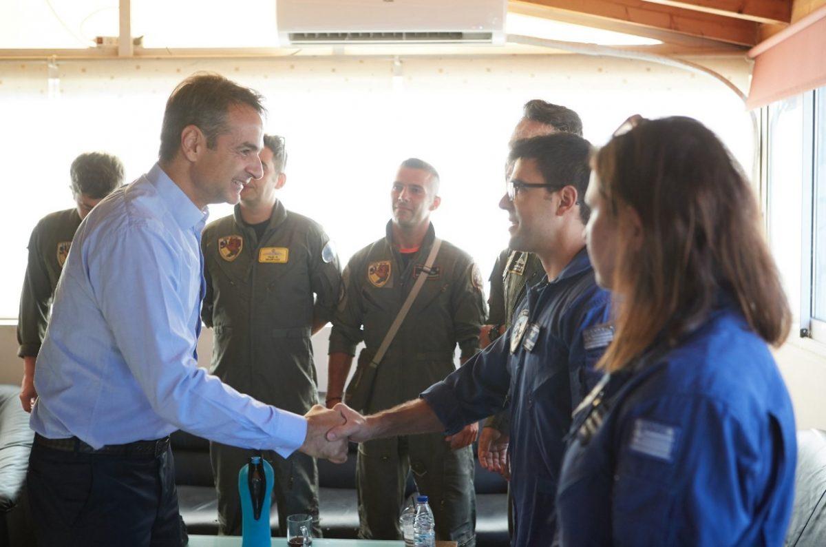 Μητσοτάκης: Επίσκεψη στη βάση των πυροσβεστικών καναντέρ στην Ελευσίνα