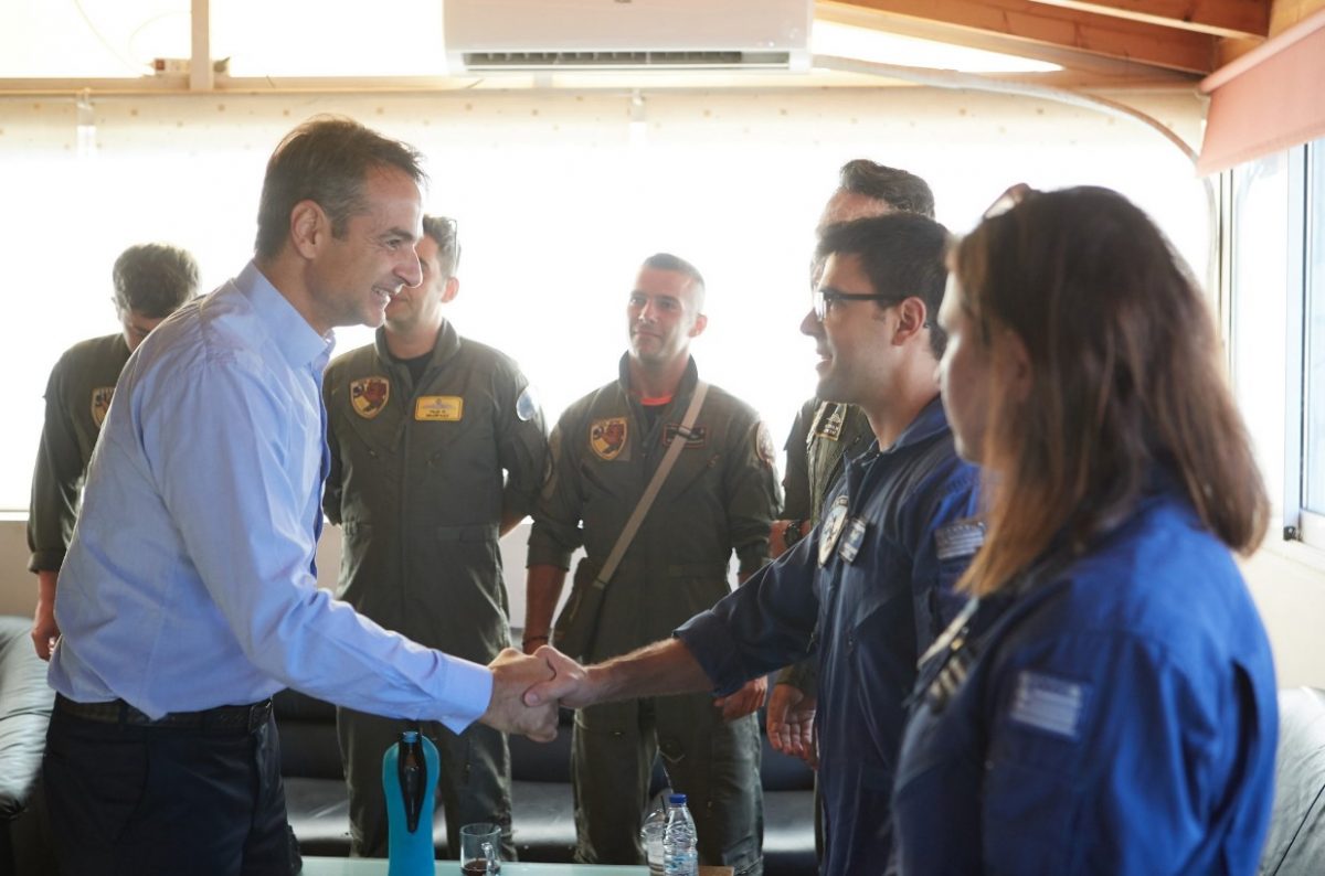 Μητσοτάκης: Επίσκεψη στη βάση των πυροσβεστικών καναντέρ στην Ελευσίνα