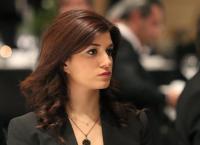 ΑΝΑΣΧΗΜΑΤΙΣΜΟΣ: Η Κατερίνα Νοτοπούλου είναι η νέα… ωραία της κυβέρνησης – Δείτε τη με κοτσιδάκια και “καυτό” ντεκολτέ (pics)