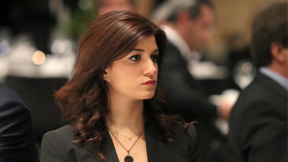 ΑΝΑΣΧΗΜΑΤΙΣΜΟΣ: Η Κατερίνα Νοτοπούλου είναι η νέα… ωραία της κυβέρνησης – Δείτε τη με κοτσιδάκια και “καυτό” ντεκολτέ (pics)