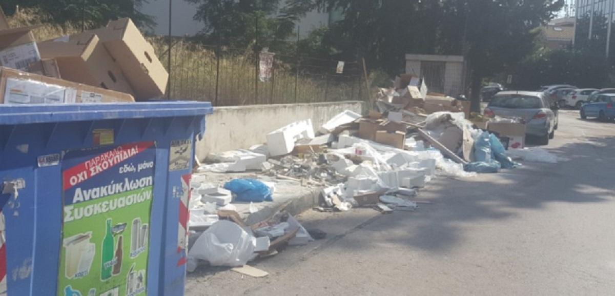 Περιφέρεια Αττικής: Καλεί το Δήμο Αμαρουσίου να μαζέψει τα σκουπίδια από τους δρόμους