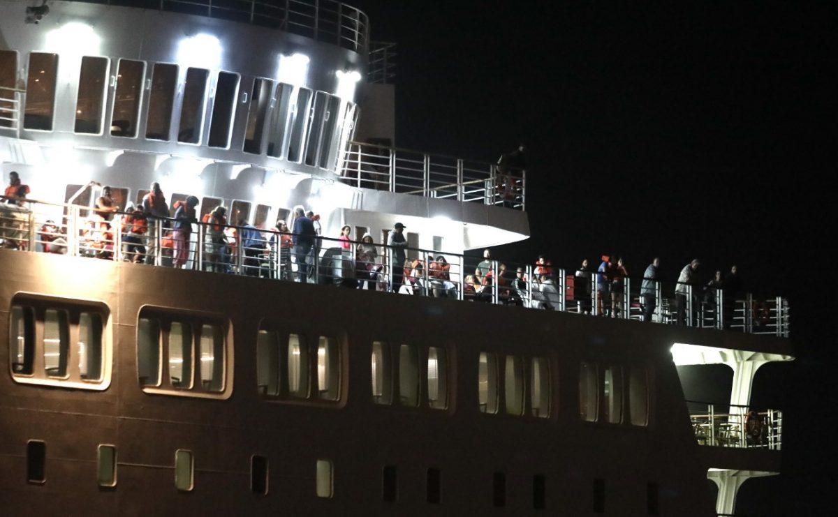 ΦΩΤΙΑ: Έφτασε στον Πειραιά το πλοίο “Ελευθέριος Βενιζέλος” – Τέλος στην αγωνία των 875 επιβατών