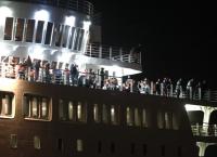 ΦΩΤΙΑ: Έφτασε στον Πειραιά το πλοίο “Ελευθέριος Βενιζέλος” – Τέλος στην αγωνία των 875 επιβατών