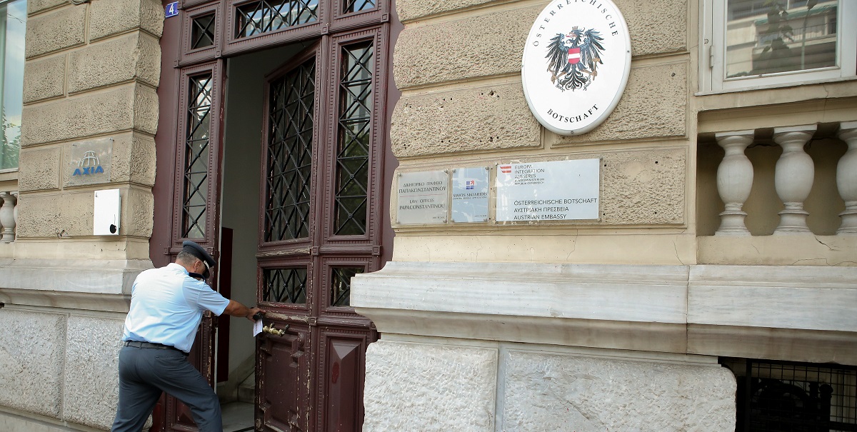 Ρουβίκωνας: Εισβολή στην πρεσβεία της Αυστρίας (pics&vid)