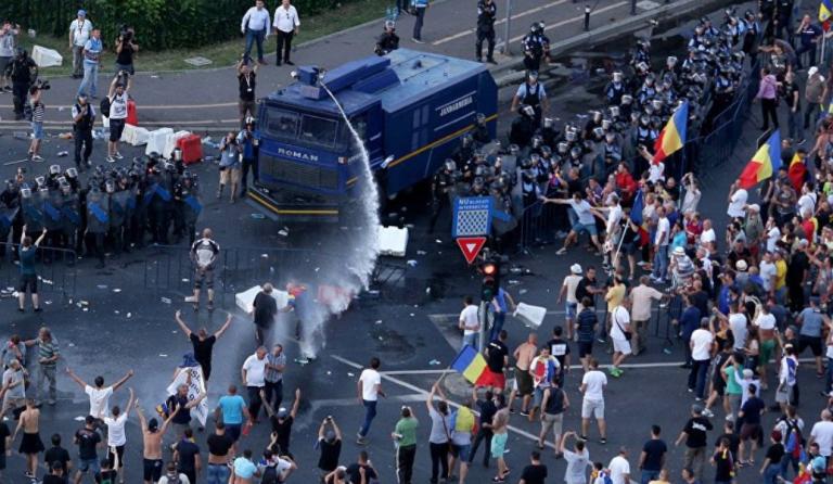 Ρουμανία: Αιματηρές συμπλοκές μεταξύ διαδηλωτών και αστυνομικών με πάνω από 440 τραυματίες (pics)