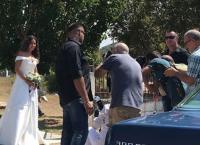 ΚΑΤΕΡΙΝΑ ΣΤΙΚΟΥΔΗ : Κάνει kiki challenge με το νυφικό (vid)