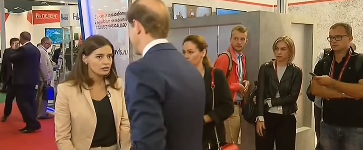 Ρωσία: Η στιγμή που δημοσιογράφος “καταρρέει” όταν μιλά με υπουργό (vid)