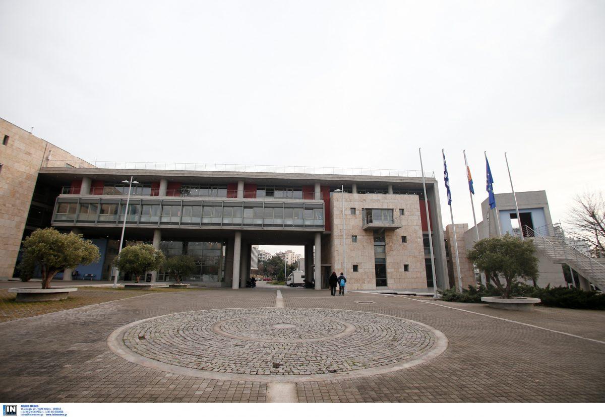 Θεσσαλονίκη: Κατέβασαν τη σημαία της ΕΕ και ανέβασαν της Βεργίνας στο δημαρχείο (pic)