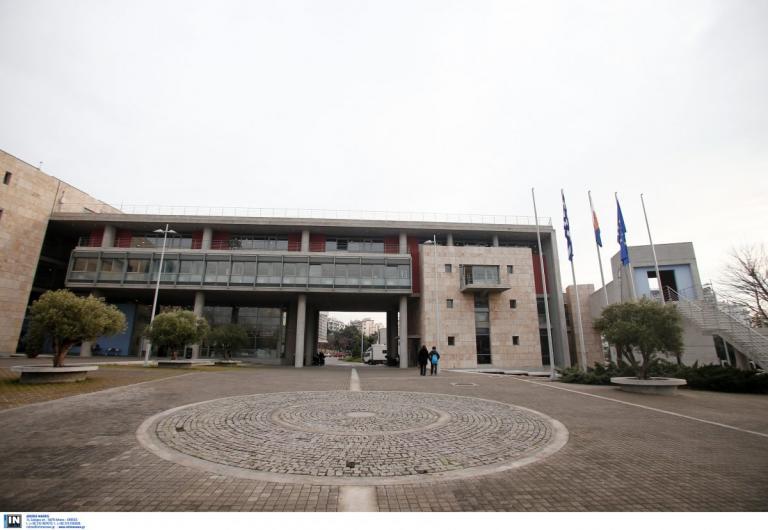 Θεσσαλονίκη: Κατέβασαν τη σημαία της ΕΕ και ανέβασαν της Βεργίνας στο δημαρχείο (pic)