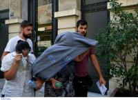 Αυτές είναι οι γυναίκες που έριχναν λάδι στις εικόνες στα μουσεία – «Το λάδι είναι θαυματουργό»