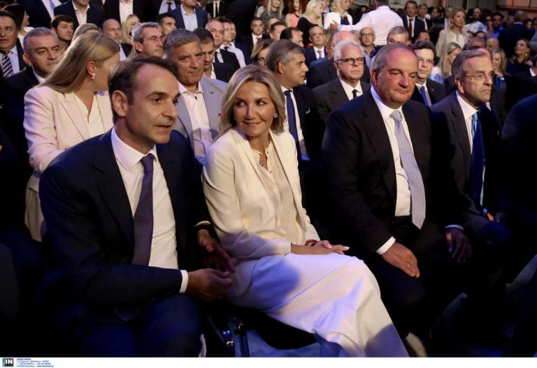ΔΕΘ 2018: Η Μαρέβα ντυμένη στα λευκά στο πλευρό του Μητσοτάκη (pics)