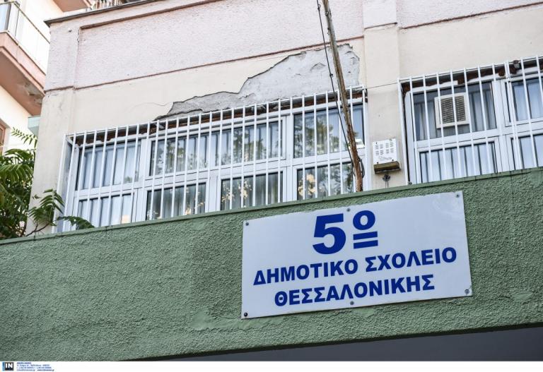 Θεσσαλονίκη: Διαμαρτυρία γονέων έξω από το δημοτικό όπου έπεσε ανεμιστήρας στα κεφάλια μαθητών