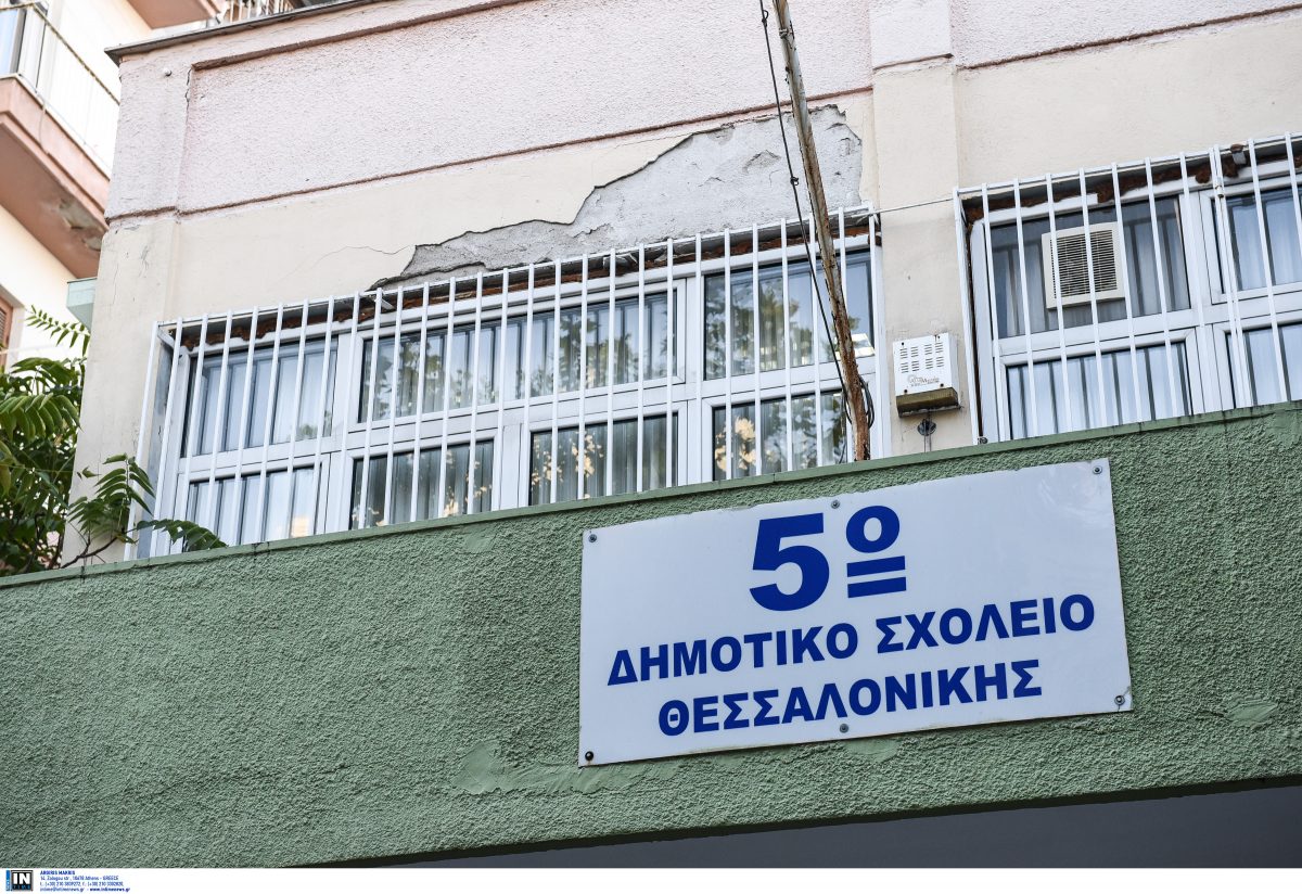 Θεσσαλονίκη: Διαμαρτυρία γονέων έξω από το δημοτικό όπου έπεσε ανεμιστήρας στα κεφάλια μαθητών