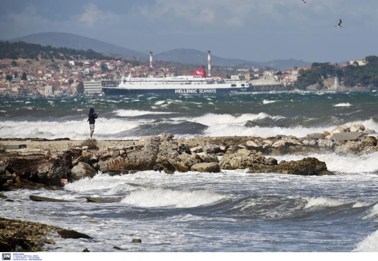 Συνεχίζονται τα προβλήματα στις ακτοπλοϊκές συγκοινωνίες λόγω της κακοκαιρίας