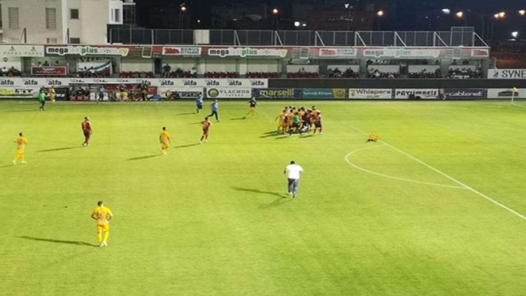 Χαμός στο παιχνίδι του Ερμή με τον ΑΠΟΕΛ – Πιάστηκαν στα χέρια (vids)