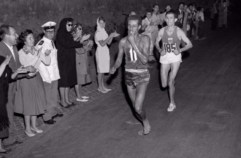 Αμπέμπε Μπικίλα: Ο «ξυπόλητος» μαραθωνοδρόμος