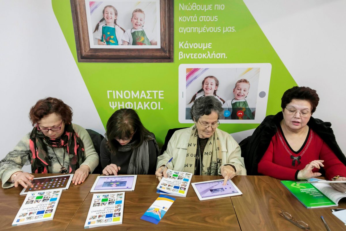COSMOTE: Ξεκινά ο νέος κύκλος μαθημάτων χρήσης της ψηφιακής τεχνολογίας για ανθρώπους μεγαλύτερης ηλικίας