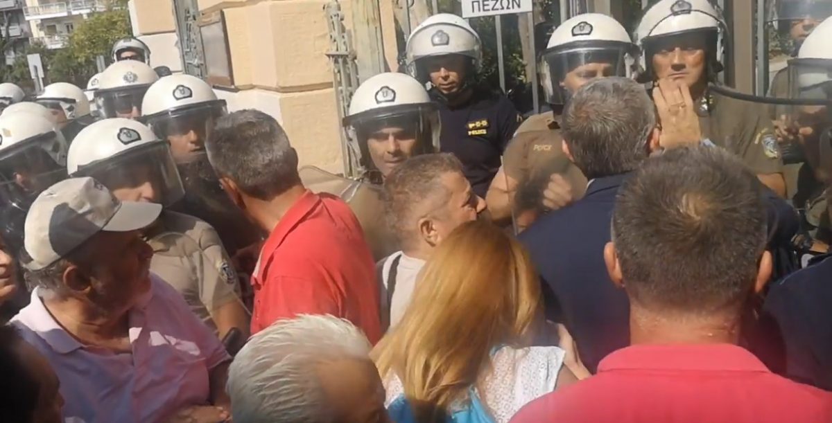 ΔΕΘ 2018: Ένταση ανάμεσα σε διαδηλωτές της ΠΟΕΔΗΝ και δυνάμεις των ΜΑΤ (vid)