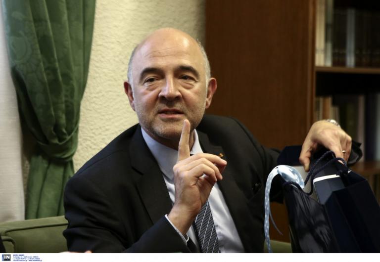 Ιταλός ευρωβουλευτής “πατάει” με το παπούτσι του σημειώσεις του Μοσκοβισί (vid)